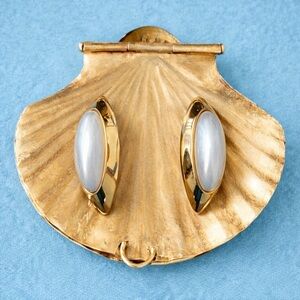 Stunning vintage gold and pearl fashion earring